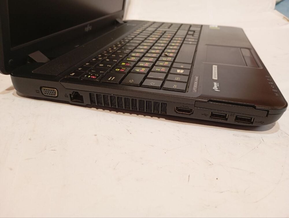 Купить ультрабук Б-класс Fujitsu Lifebook AH502 / 15.6
