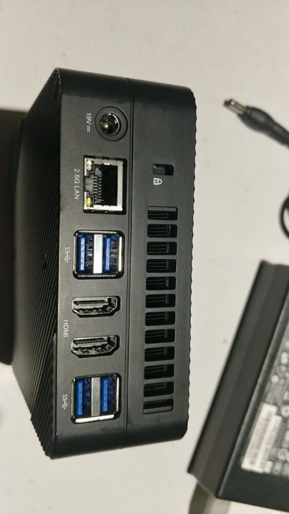 Купити неттоп Minisforum UM690 USFF / AMD Ryzen 9 6900HX (8 (16