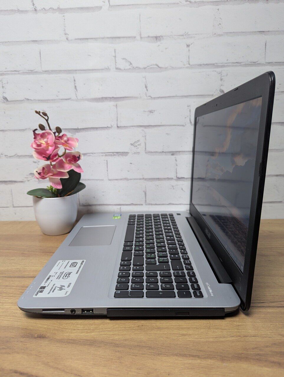 Asus R558u Купити ноутбук Asus R558U / 15.6