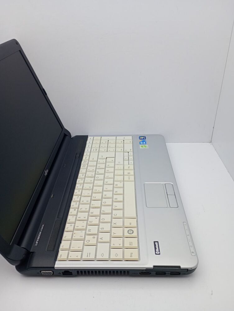 LIFEBOOK Fujitsu A530⁄AX Review - FMVXN0AG2 富士通 I3ノート