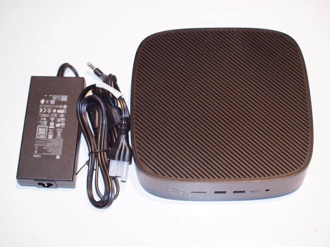 HP T740 Thin Client SFF 1 X Ryzen Embedded V1756B / 3.25GHz RAM 8GB SSD 256GB NVMe Radeon Vega 81GbE Win 10 IoT Enterprise Monitor: Nessuno Tastiera: Tedesco