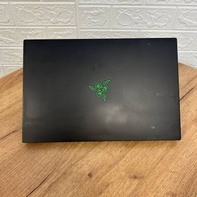 Ігровий ноутбук Б-клас Razer Blade 15 RZ09-02385 / 15.6" (1920x1080) IPS / Intel Core i7-8750H (6 (12) ядер по 2.2 - 4.1 GHz) / 16 GB DDR4 / 256 GB SSD NVMe / nVidia GeForce GTX 1060 Max-Q, 6 GB GDDR5, 192-bit