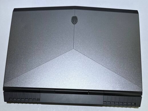 Ігровий ноутбук Dell Alienware 15 R3 / 15.6" (3840x2400) IPS / Intel Core i7-7700HQ (4 (8) ядра по 2.8 - 3.8 GHz) / 32 GB DDR4 / 512 GB SSD + 1000 GB HDD / nVidia GeForce GTX 1070, 8 GB GDDR5, 256-bit / WebCam / Win 11 Pro