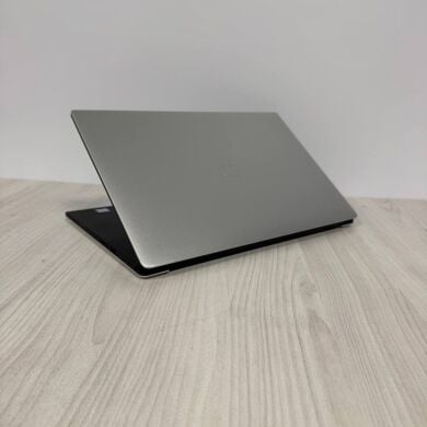 Ігровий ультрабук Б-клас Dell XPS 15 9570 / 15.6" (1920x1080) IPS / Intel Core i5-8300H (4 (8) ядра по 2.3 - 4.0 GHz) / 8 GB DDR4 / 256 GB SSD NVMe / nVidia GeForce GTX 1050, 4 GB GDDR5, 128-bit / WebCam