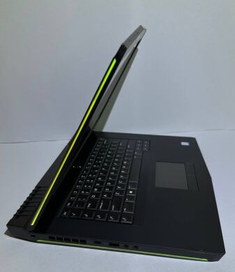 Ігровий ноутбук Dell Alienware 15 R3 / 15.6" (3840x2400) IPS / Intel Core i7-7700HQ (4 (8) ядра по 2.8 - 3.8 GHz) / 32 GB DDR4 / 512 GB SSD + 1000 GB HDD / nVidia GeForce GTX 1070, 8 GB GDDR5, 256-bit / WebCam / Win 11 Pro
