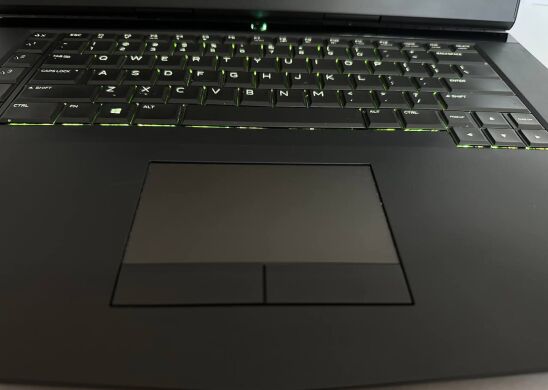 Ігровий ноутбук Dell Alienware 15 R3 / 15.6" (3840x2400) IPS / Intel Core i7-7700HQ (4 (8) ядра по 2.8 - 3.8 GHz) / 32 GB DDR4 / 512 GB SSD + 1000 GB HDD / nVidia GeForce GTX 1070, 8 GB GDDR5, 256-bit / WebCam / Win 11 Pro