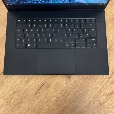 Ігровий ноутбук Б-клас Razer Blade 15 RZ09-02385 / 15.6" (1920x1080) IPS / Intel Core i7-8750H (6 (12) ядер по 2.2 - 4.1 GHz) / 16 GB DDR4 / 256 GB SSD NVMe / nVidia GeForce GTX 1060 Max-Q, 6 GB GDDR5, 192-bit
