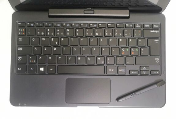 Ноутбук-трансформер Б-класс Samsung ATIV Smart PC Pro 700T / 11.6" (1920x1080) IPS Touch / Intel Core i5-3317U (2 (4) ядра по 1.7 - 2.6 GHz) / 4 GB DDR3 / 128 GB SSD / Intel HD Graphics 4000 / WebCam / Win 10 Pro