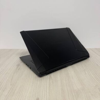 Ігровий ноутбук Eluktronics 17 PA17HP6 / 17.3" (2560x1440) IPS / Intel Core i7-7700HQ (4 (8) ядра по 2.8 - 3.8 GHz) / 16 GB DDR4 / 240 GB SSD NVMe / nVidia GeForce GTX 1070, 8 GB GDDR5, 256-bit / WebCam