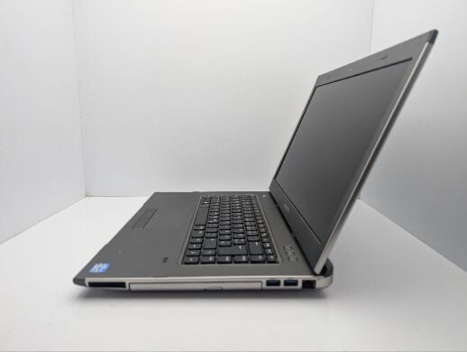 Ігровий ноутбук Dell Vostro 3560 / 15.6" (1920x1080) IPS / Intel Core i7-3632QM (4 (8) ядра по 2.2 - 3.2 GHz) / 8 GB DDR3 / 240 GB SSD / AMD Radeon HD 6700M, 2 GB DDR3, 128-bit / WebCam