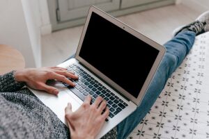 Компьютер включён, но экран чёрный — почему нет изображения?