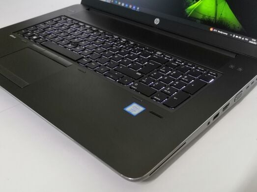 Мобільна робоча станція HP ZBook 17 G3 / 17.3" (1920x1080) IPS / Intel Xeon E3-1535M v5 (4 (8) ядра по 2.9 - 3.8 GHz) / 32 GB DDR4 / 1000 GB SSD M.2 / nVidia Quadro P5000, 16 GB GDDR5X, 256-bit / WebCam / HDMI