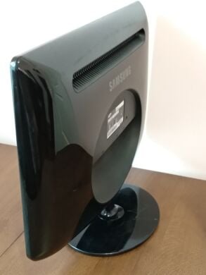 Монитор Samsung SyncMaster 2232BW / 22" (1680x1050) TN / DVI, VGA