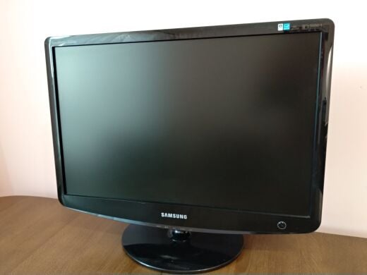 Монитор Samsung SyncMaster 2232BW / 22" (1680x1050) TN / DVI, VGA