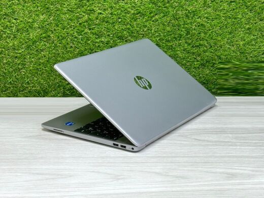 Ноутбук HP 250 G8 / 15.6" (1920x1080) IPS / Intel Core i5-1135G7 (4 (8) ядра по 2.4 - 4.2 GHz) / 16 GB DDR4 / 256 GB SSD M.2 / Intel Iris Xe Graphics / WebCam / Win 11 Home