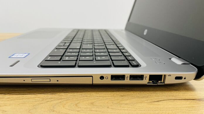 Ноутбук HP ProBook 450 G4 / 15.6" (1920x1080) TN / Intel Core i5-7200U (2 (4) ядра по 2.5 - 3.1 GHz) / 16 GB DDR4 / 256 GB SSD + 500 GB HDD / Intel HD Graphics 620 / WebCam / DVD-RW / Windows 10 PRO