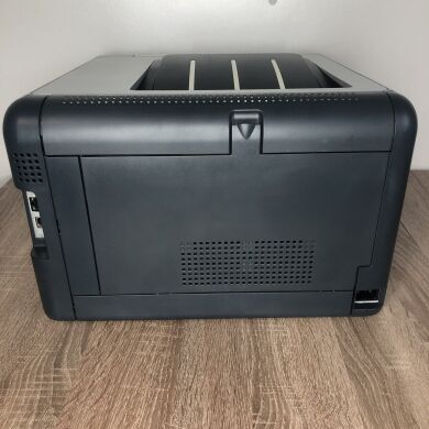 Принтер HP Color LaserJet CP1515n / лазерная цветная и монохромная печать / 600x600 dpi / Legal (Max Print Size) / 12 стр/мин (monochrome); 8 стр/мин (color) / USB 2.0 Type-B, LAN (RJ-45)