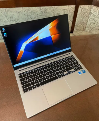 Ультрабук Samsung Galaxy Book4 / 15.6" (1920x1080) IPS / Intel Core 7 150U (10 (12) ядер по 4.0 - 5.4 GHz) / 16 GB DDR4 / 512 GB SSD / Intel Graphics / WebCam