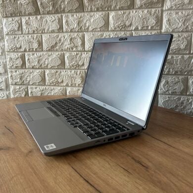 Ігровий ноутбук Dell Latitude 5511 / 15.6" (1366x768) TN / Intel Core i7-10750H (6 (12) ядер по 2.6 - 5.0 GHz) / 16 GB DDR4 / 512 GB SSD / nVidia GeForce MX250, 2 GB GDDR5, 64-bit / WebCam