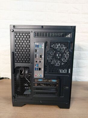 Ігровий ПК Qube Crystal Tower / Intel Core i7-10700KF (8 (16) ядер по 3.8 - 5.1 GHz) / 16 GB DDR4 / 1000 GB SSD M.2 / AMD Radeon RX 5700 XT, 8 GB GDDR6, 256-bit / 600W