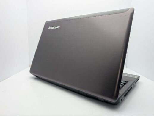 Ноутбук Lenovo IdeaPad Z575 / 15.6" (1366x768) TN / AMD A4-3300M (2 ядра по 1.9 - 2.5 GHz) / 8 GB DDR3 / 500 GB HDD / AMD Radeon Graphics 6480G / WebCam / DVD-ROM