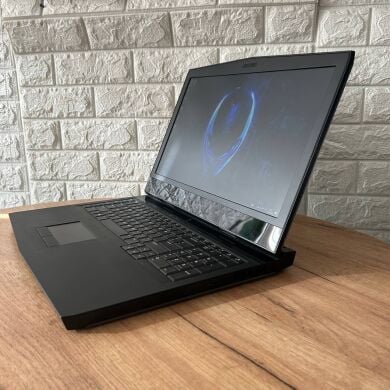 Игровой ноутбук Dell Alienware 17 R4 / 17.3" (1920x1080) IPS / Intel Core i7-7700HQ (4 (8) ядра по 2.8 - 3.8 GHz) / 16 GB DDR4 / 128 GB SSD M.2 + 1000 GB HDD / nVidia GeForce GTX 1070, 8 GB GDDR5, 256-bit / WebCam