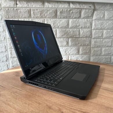Игровой ноутбук Dell Alienware 17 R4 / 17.3" (1920x1080) IPS / Intel Core i7-7700HQ (4 (8) ядра по 2.8 - 3.8 GHz) / 16 GB DDR4 / 128 GB SSD M.2 + 1000 GB HDD / nVidia GeForce GTX 1070, 8 GB GDDR5, 256-bit / WebCam