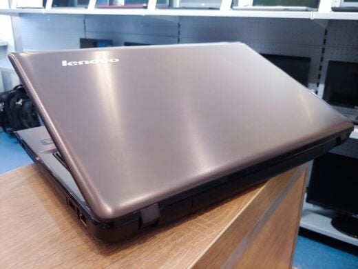 Lenovo IdeaPad Z570 / 15.6" (1366x768) TN / Intel Core i5-2410M (2 (4) ядра по 2.3 - 2.9 GHz) / 8 GB DDR3 / 240 GB SSD / nVidia GeForce GT 520M, 1 GB / DVD-RW