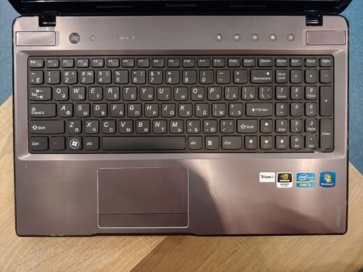 Lenovo IdeaPad Z570 / 15.6" (1366x768) TN / Intel Core i5-2410M (2 (4) ядра по 2.3 - 2.9 GHz) / 8 GB DDR3 / 240 GB SSD / nVidia GeForce GT 520M, 1 GB / DVD-RW