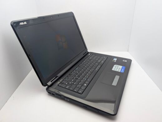 Ноутбук Asus K70ID / 17.3" (1600x900) TN / Intel Pentium T4200 (2 ядра по 2.0 GHz) / 6 GB DDR3 / 320 GB HDD / NVIDIA GeForce GT 120M, 1 GB GDDR2, 64-bit / WebCam