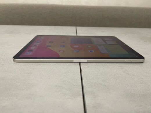 Планшет Б-клас Apple iPad Air A2588 MM9P3LLA (5th Gen, 2022) / 10.9" (2360x1640) IPS / Apple M1 (8 ядер до 3.2 GHz) / 8 GB RAM / 256 GB Memory / Wi-Fi 6