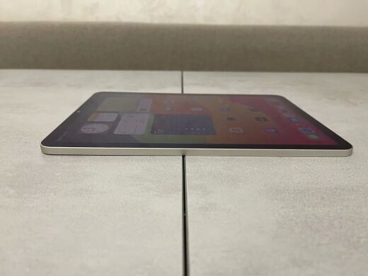 Планшет Б-клас Apple iPad Air A2588 MM9P3LLA (5th Gen, 2022) / 10.9" (2360x1640) IPS / Apple M1 (8 ядер до 3.2 GHz) / 8 GB RAM / 256 GB Memory / Wi-Fi 6