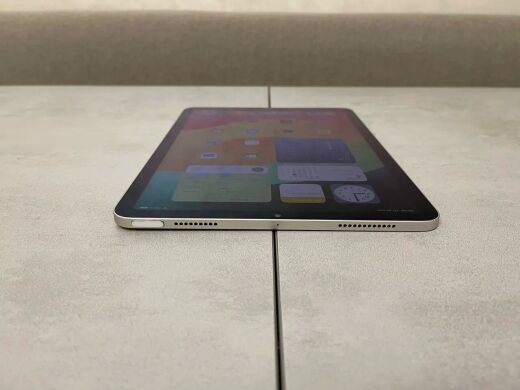 Планшет Б-клас Apple iPad Air A2588 MM9P3LLA (5th Gen, 2022) / 10.9" (2360x1640) IPS / Apple M1 (8 ядер до 3.2 GHz) / 8 GB RAM / 256 GB Memory / Wi-Fi 6