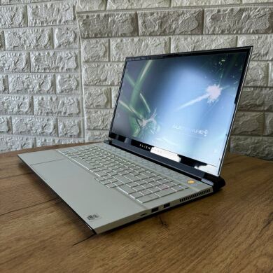 Ігровий ноутбук Dell Alienware m17 R3 / 17.3" (1920x1080) IPS / Intel Core i7-10750H (6 (12) ядер по 2.6 - 5.0 GHz) / 32 GB DDR4 / 500 GB SSD / nVidia GeForce RTX 2070 Super, 8 GB GDDR6, 256-bit / WebCam