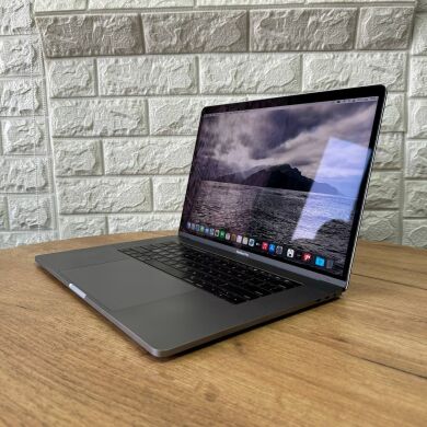 Ноутбук Б-клас Apple MacBook Pro A1990 2018 / 15.4" (2880x1800) IPS / Intel Core i7-8750H (6 (12) ядер по 2.2 - 4.1 GHz) / 16 GB DDR4 / 256 GB SSD / AMD Radeon Pro 555X, 4 GB GDDR5, 128-bit / WebCam / macOS