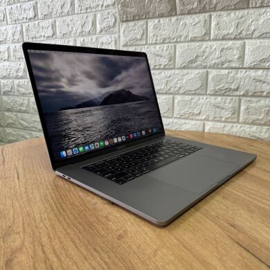 Ноутбук Б-клас Apple MacBook Pro A1990 2018 / 15.4" (2880x1800) IPS / Intel Core i7-8750H (6 (12) ядер по 2.2 - 4.1 GHz) / 16 GB DDR4 / 256 GB SSD / AMD Radeon Pro 555X, 4 GB GDDR5, 128-bit / WebCam / macOS