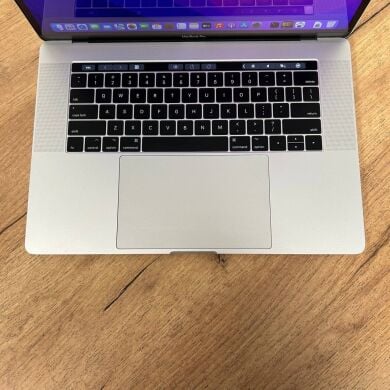 Игровой ультрабук Apple MacBook Pro A1707 (2017) / 15.4" (2880x1800) IPS / Intel Core i7-7820HQ (4 (8) ядра по 2.9 - 3.9 GHz) / 16 GB DDR4 / 1000 GB SSD / AMD Radeon Pro 460, 4 GB GDDR5, 128-bit / WebCam