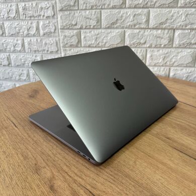 Ноутбук Б-клас Apple MacBook Pro A1990 2018 / 15.4" (2880x1800) IPS / Intel Core i7-8750H (6 (12) ядер по 2.2 - 4.1 GHz) / 16 GB DDR4 / 256 GB SSD / AMD Radeon Pro 555X, 4 GB GDDR5, 128-bit / WebCam / macOS