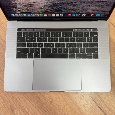 Ноутбук Б-клас Apple MacBook Pro A1990 2018 / 15.4" (2880x1800) IPS / Intel Core i7-8750H (6 (12) ядер по 2.2 - 4.1 GHz) / 16 GB DDR4 / 256 GB SSD / AMD Radeon Pro 555X, 4 GB GDDR5, 128-bit / WebCam / macOS