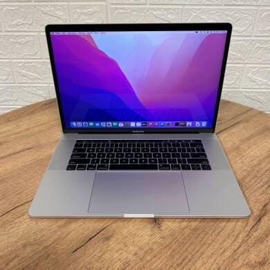 Игровой ультрабук Apple MacBook Pro A1707 (2017) / 15.4" (2880x1800) IPS / Intel Core i7-7820HQ (4 (8) ядра по 2.9 - 3.9 GHz) / 16 GB DDR4 / 1000 GB SSD / AMD Radeon Pro 460, 4 GB GDDR5, 128-bit / WebCam