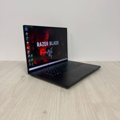 Ігровий ноутбук Razer Blade 16 RZ09-0483 / 16" (2560x1600) MiniLED / Intel Core i9-13950HX (24 (32) ядра по 2.2 - 5.5 GHz) / 32 GB DDR5 / 2000 GB SSD NVMe / nVidia GeForce RTX 4090, 16 GB GDDR6, 256-bit / WebCam