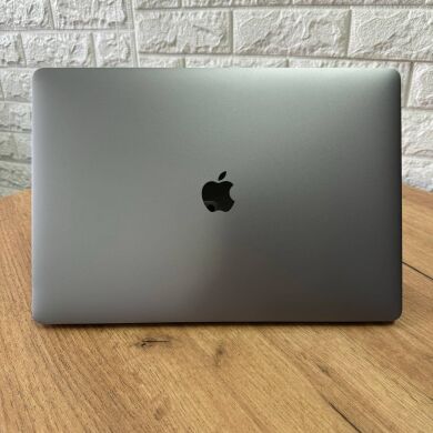 Ноутбук Б-клас Apple MacBook Pro A1990 2018 / 15.4" (2880x1800) IPS / Intel Core i7-8750H (6 (12) ядер по 2.2 - 4.1 GHz) / 16 GB DDR4 / 256 GB SSD / AMD Radeon Pro 555X, 4 GB GDDR5, 128-bit / WebCam / macOS