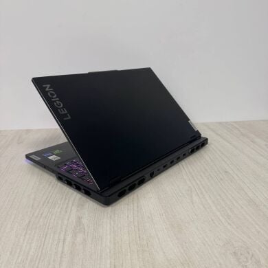 Ігровий ноутбук Б-клас Lenovo Legion Pro 7 16IRX8H / 16" (2560x1600) IPS / Intel Core i9-13900HX (24 (32) ядра по 3.9 - 5.4 GHz) / 16 GB DDR5 / 1000 GB SSD M.2 / nVidia GeForce RTX 4080, 12 GB GDDR6, 192-bit / WebCam Ігровий ноутбук Б-клас Lenovo Legion Pro 7 16IRX8H / 16" (2560x1600) IPS / Intel Core i9-13900HX (24 (32) ядра по 3.9 - 5.4 GHz) / 16 GB DDR5 / 1000 GB SSD M.2 / nVidia GeForce RTX 4080, 12 GB GDDR6, 192-bit / WebCam