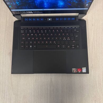 Ігровий ноутбук Corsair Voyager A1600 / 16" (2560x1600) IPS / AMD Ryzen 9 6900HS (8 (16) ядер по 3.3 - 4.9 GHz) / 16 GB DDR5 / 512 GB SSD / AMD Radeon RX 6800M, 12 GB GDDR6, 192-bit / WebCam Ігровий ноутбук Corsair Voyager A1600 / 16" (2560x1600) IPS / AMD Ryzen 9 6900HS (8 (16) ядер по 3.3 - 4.9 GHz) / 16 GB DDR5 / 512 GB SSD / AMD Radeon RX 6800M, 12 GB GDDR6, 192-bit / WebCam