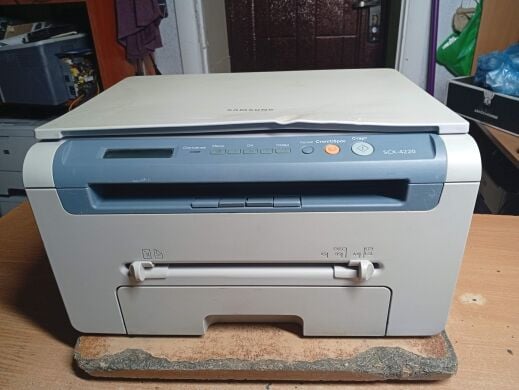 МФУ Samsung Б-класс SCX-4220 / Лазерная монохромная печать / 600x600 dpi / A4 / 18 стр/мин / USB 2.0