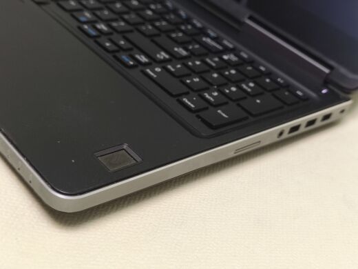 Мобільна робоча станція Dell Precision 7510 / 15.6" (1920x1080) IPS Touch / Intel Core i7-6820HQ (4 (8) ядра по 2.7 - 3.6 GHz) / 16 GB DDR4 / 256 GB SSD / nVidia Quadro M1000M, 2 GB GDDR5, 128-bit / WebCam