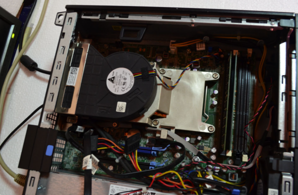 Комплект ПК: Dell Optiplex 390 SFF / Intel Core i3-2100 (2 (4) ядра по 3.1 GHz) / 8 GB DDR3 / 240 GB SSD / Intel HD Graphics 2000 + Монитор Dell Professional P1911b / 19" (1440x900) TN / DVI, VGA, USB