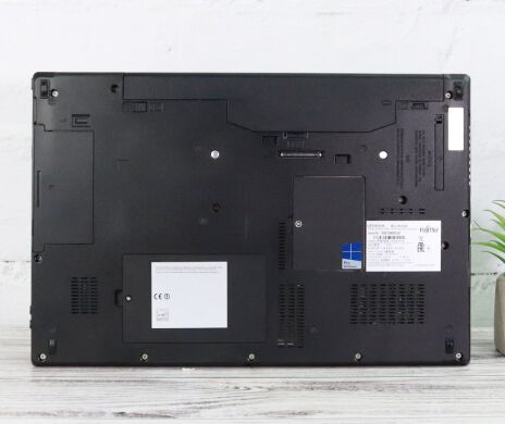 Ноутбук Fujitsu LifeBook E756 / 15.6" (1366x768) TN / Intel Core i5-6200U (2 (4) ядра по 2.3 - 2.8 GHz) / 8 GB DDR4 / 240 GB SSD / Intel HD Graphics 520 / WebCam / Win 10 Pro