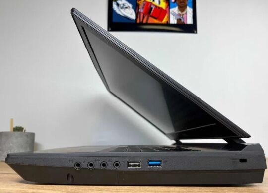 Ігровий ноутбук Schenker XMG U507 P751DM2 / 15.6" (1920x1080) IPS / Intel Core i7-7700HQ (4 (8) ядра по 2.8 - 3.8 GHz) / 16 GB DDR4 / 525 GB SSD / nVidia GeForce GTX 1070, 8 GB GDDR5, 256-bit / WebCam / Win 10 Pro