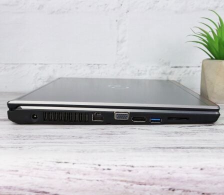 Ноутбук Fujitsu LifeBook E756 / 15.6" (1366x768) TN / Intel Core i5-6200U (2 (4) ядра по 2.3 - 2.8 GHz) / 8 GB DDR4 / 240 GB SSD / Intel HD Graphics 520 / WebCam / Win 10 Pro